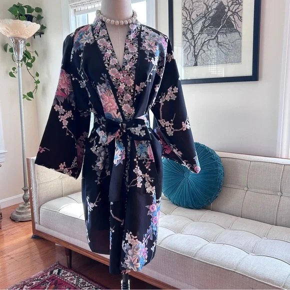 Silk Kimono, Made in Japan - Picture 4 of 8